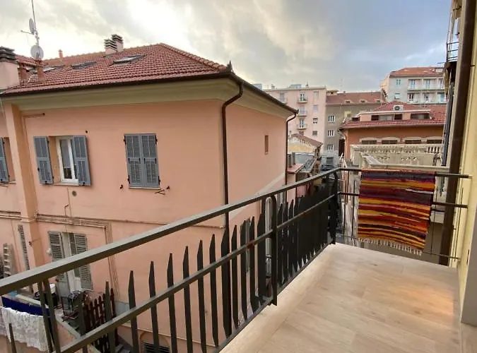 Apartment Casa Dante: Oneglia Centro-marina-spiagge *